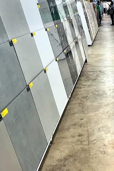 Corredor de porcelanatos na loja Silva Construções em Marcolândia