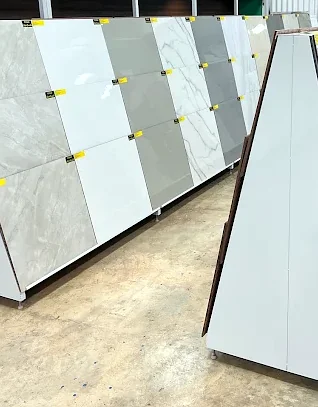Porcelanatos em painéis na loja Silva Construções em Marcolândia